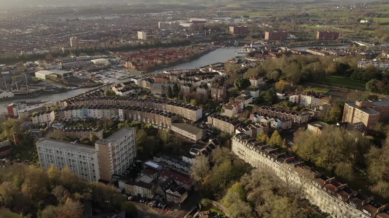 布里斯托尔的空中城市景观，一排排住宅俯瞰埃文河，斯派克岛，SS大不列颠和南布里斯托尔为背景视频素材