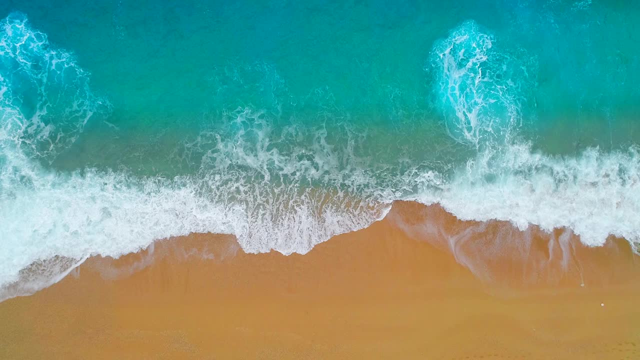 鸟瞰清澈的绿松石大海和波浪视频素材