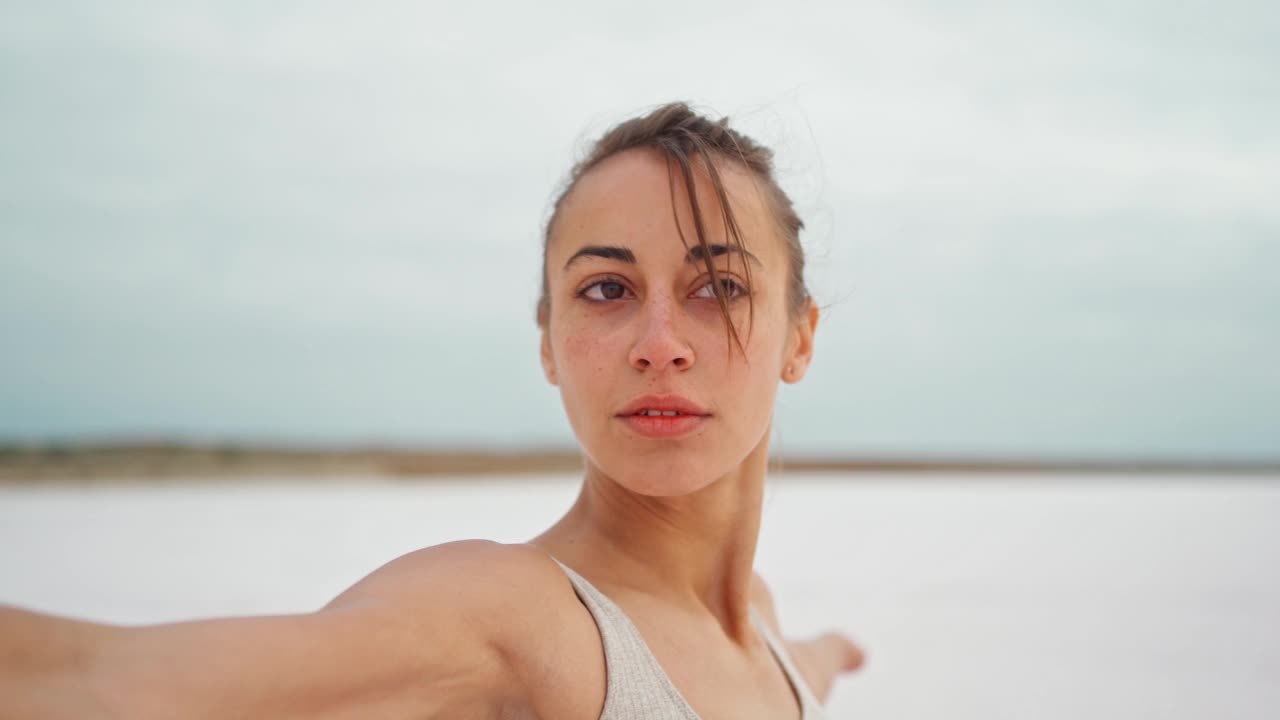 瑜伽女人在海滩练习，锻炼和放松在日出的海滩外面视频素材