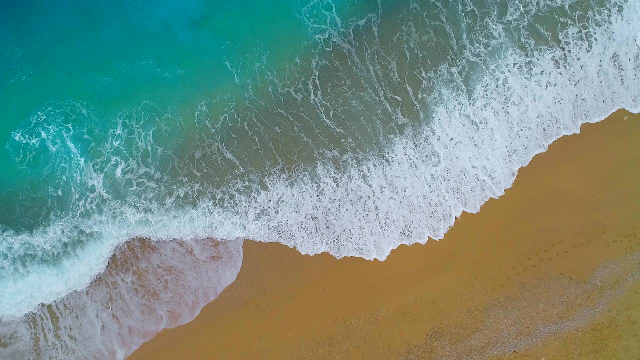 鸟瞰清澈的绿松石大海和波浪视频素材