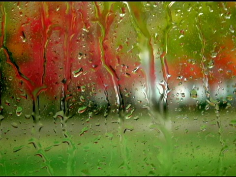 雨落在窗口视频素材