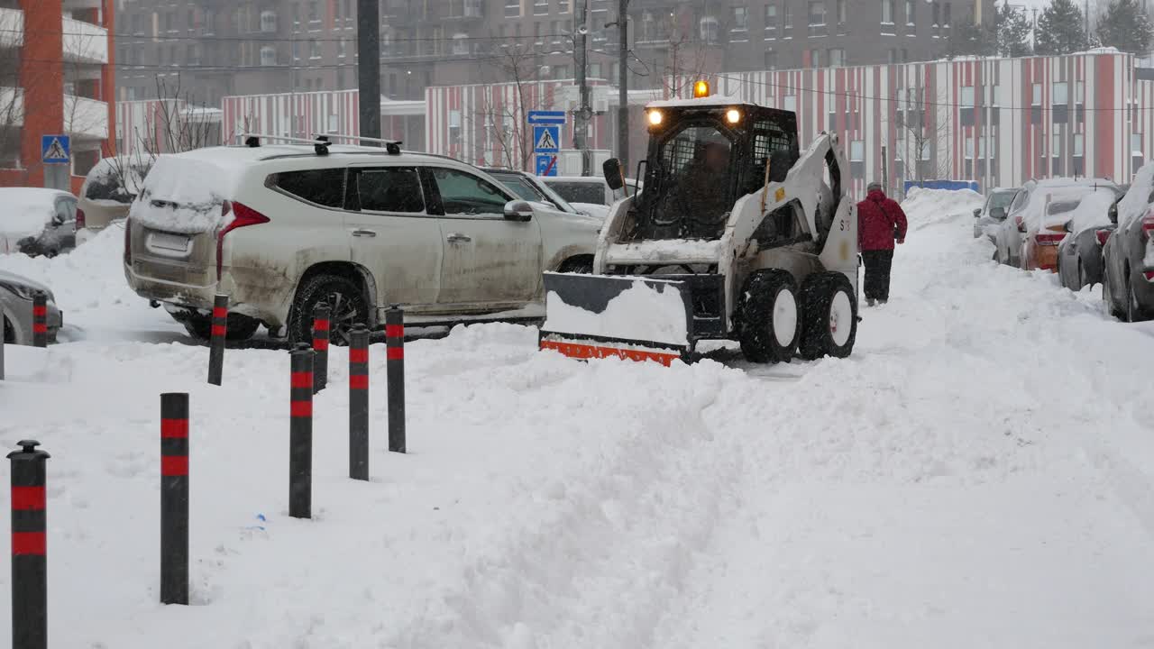 大雪，汽车和除雪设备视频素材