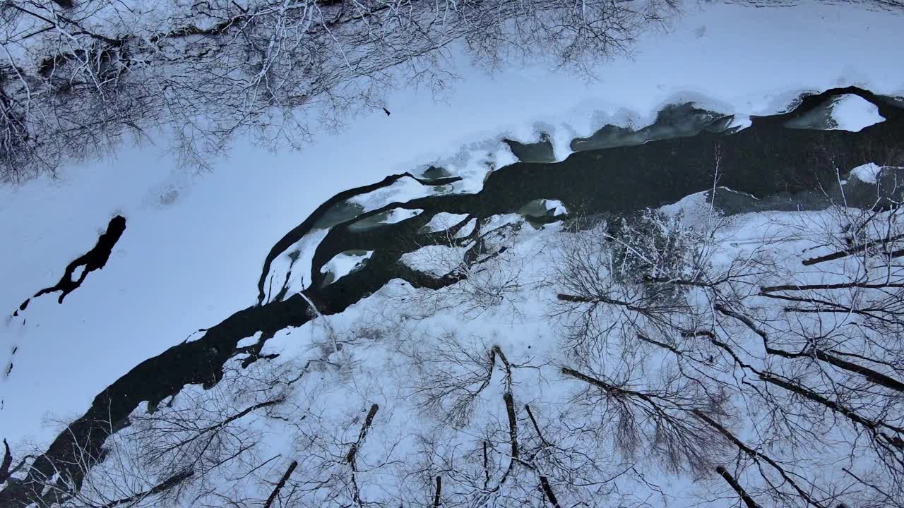 无人机拍摄的积雪峡谷和溪流视频素材