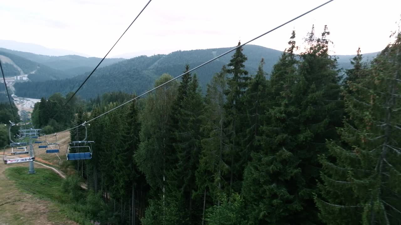 风景秀丽，在群山之中。视频素材