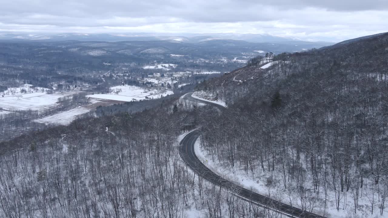 无人机拍摄的雪景山路视频素材