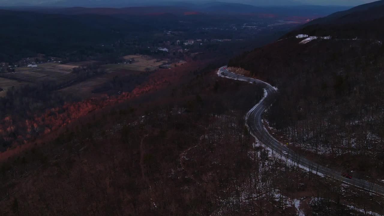 无人机拍摄的黄昏雪景山路视频素材