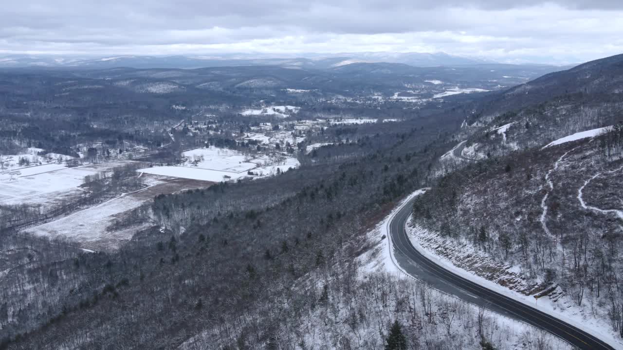 无人机拍摄的雪景山路视频素材