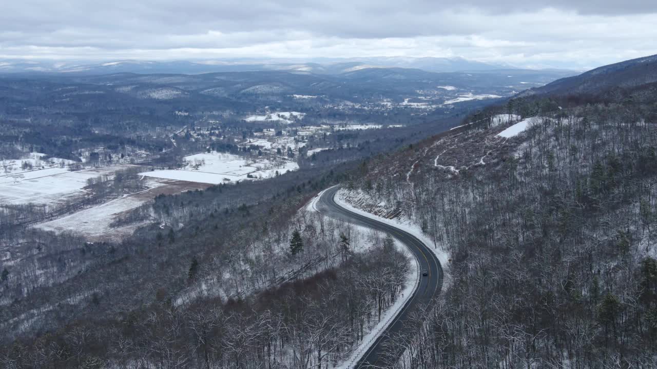 无人机拍摄的雪景山路视频素材