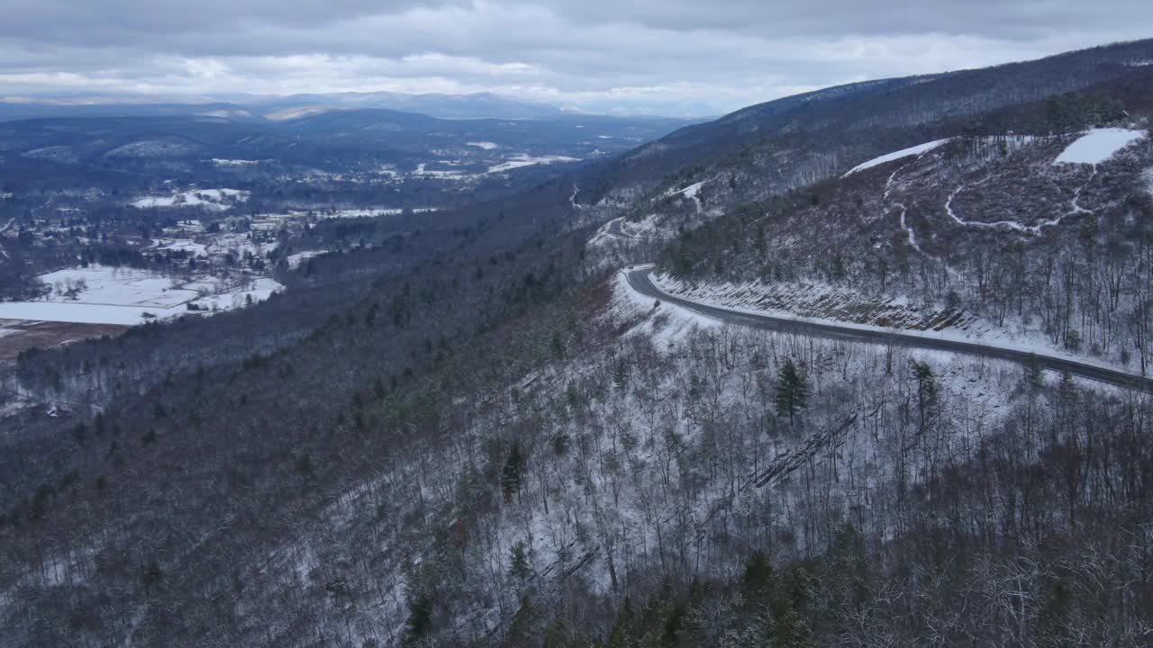 无人机拍摄的雪景山路视频素材