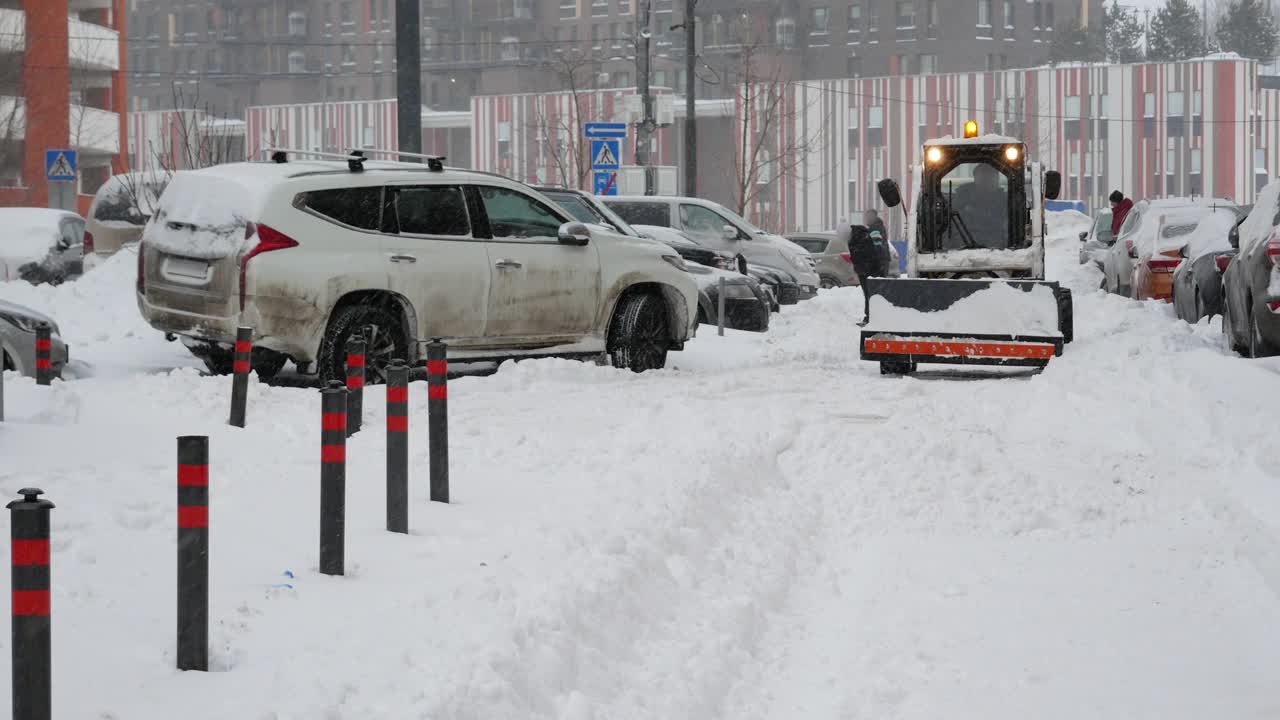 大雪，汽车和除雪设备视频素材