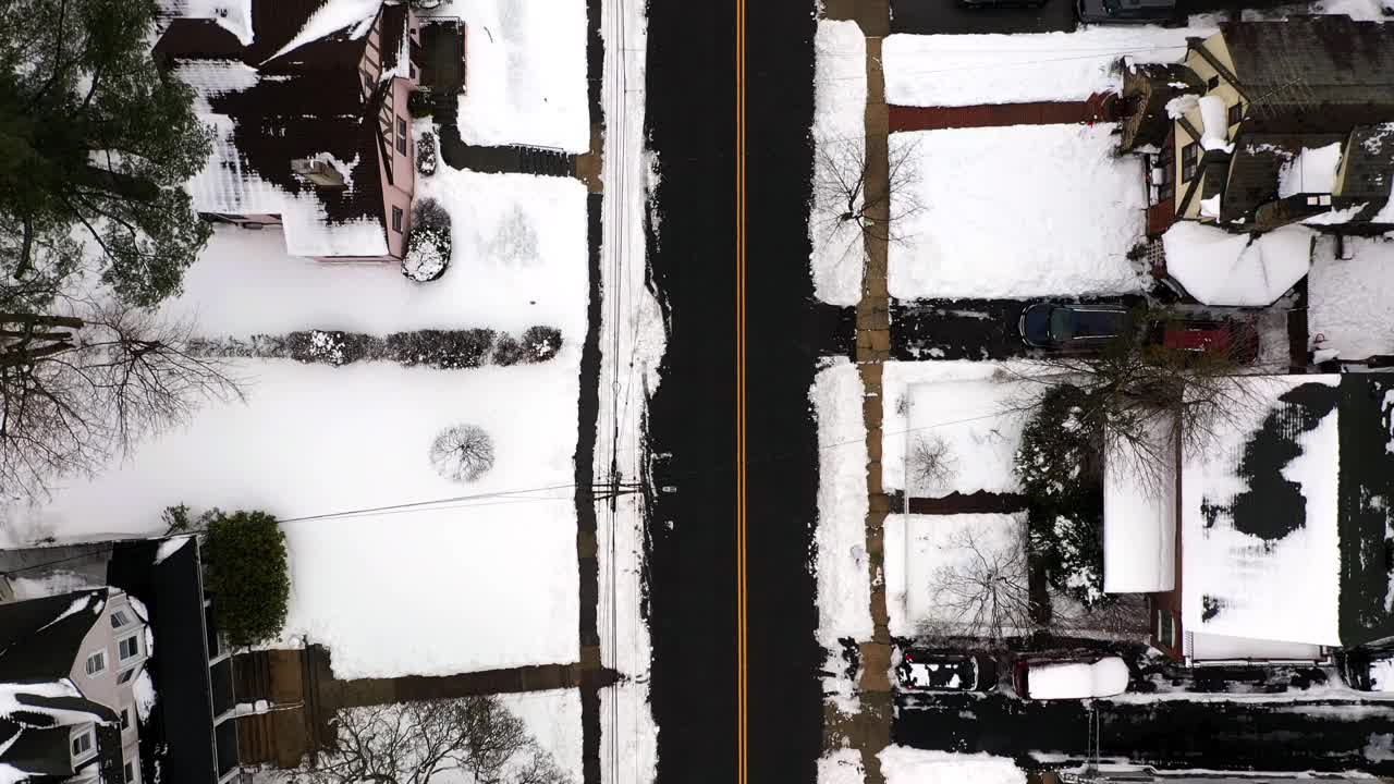 附近房屋被雪覆盖的鸟瞰图视频素材