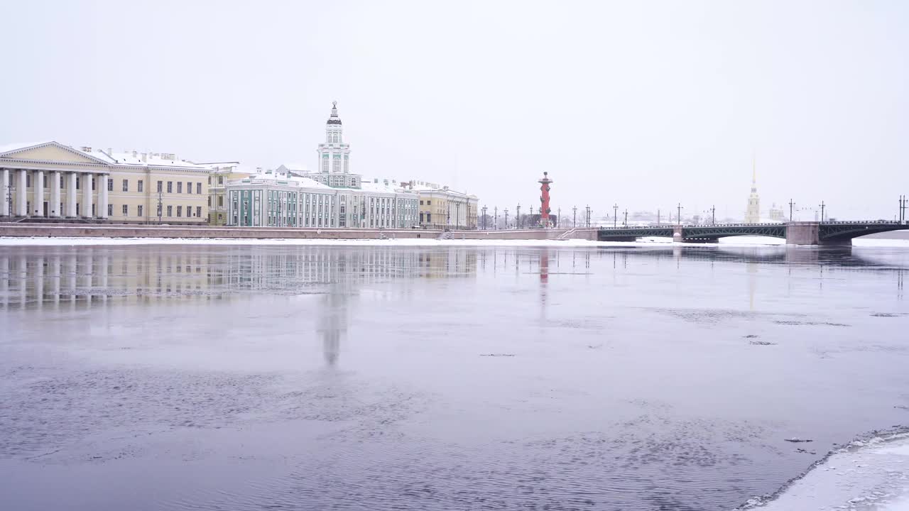 冰冻的涅瓦河在圣彼得堡，冬季的城市景观视频素材