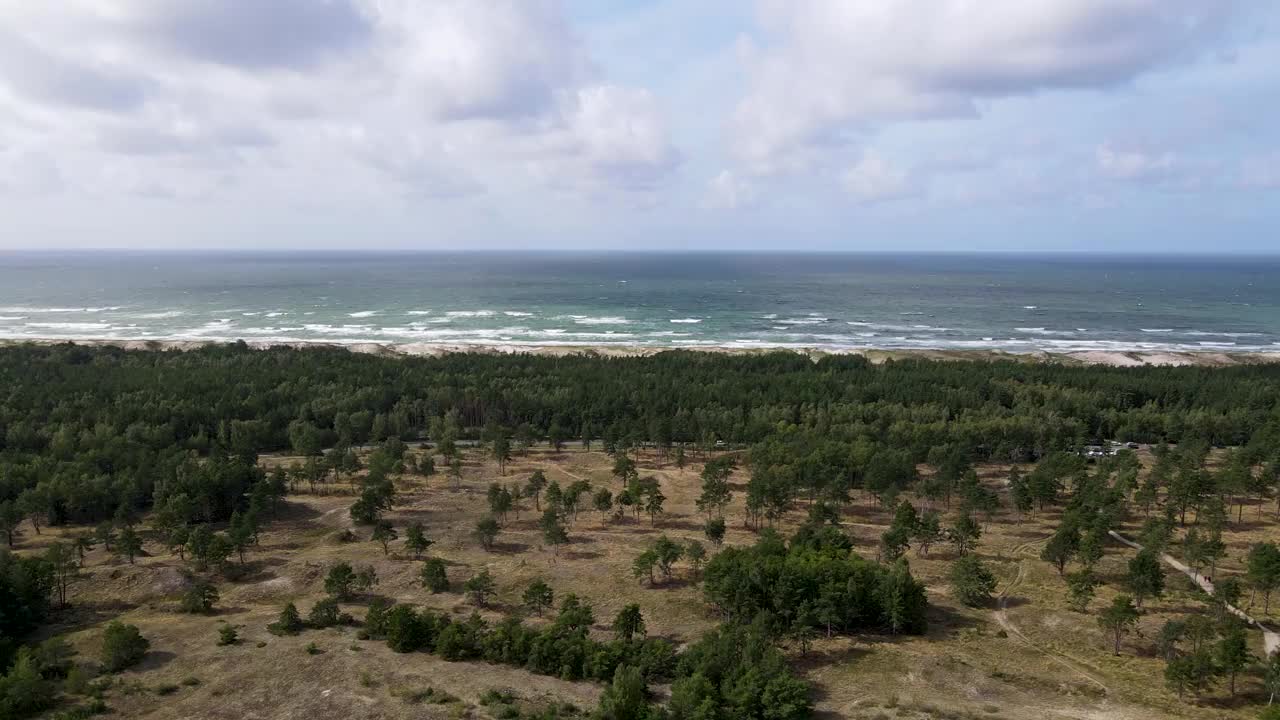 在立陶宛库尔onian spit的波罗的海沙丘上，用4k摄像机拍摄视频素材