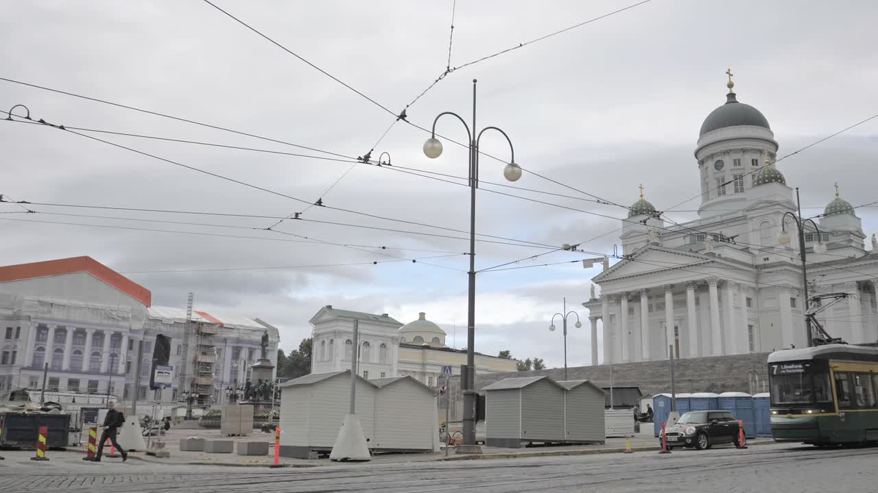 芬兰赫尔辛基参议院广场上的一辆移动的有轨电车。赫尔辛基。Finland-September 2.2020视频素材