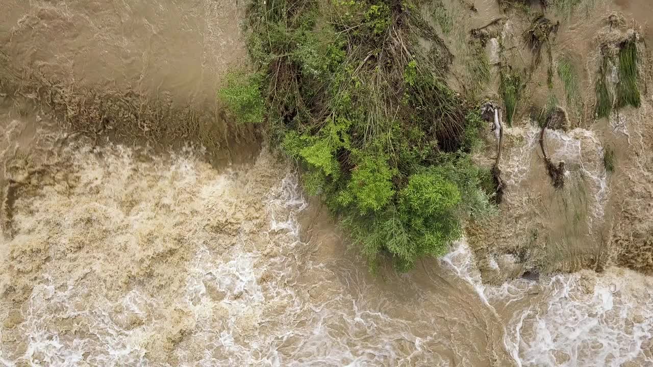 春季暴雨期间，河水浑浊，河道宽阔，鸟瞰图。视频素材