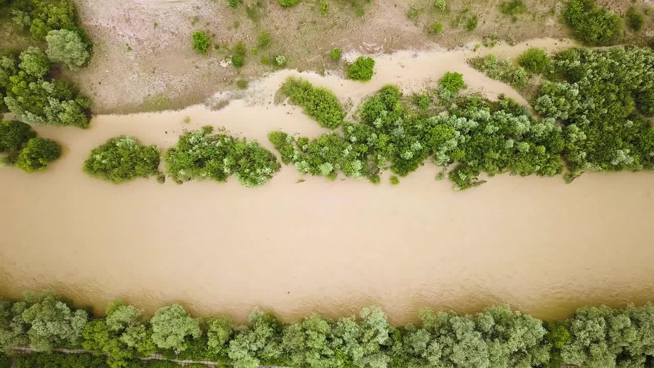 春季暴雨期间，河水浑浊，河道宽阔，鸟瞰图。视频素材