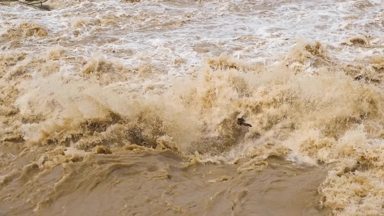 春季暴雨期间，河水浑浊，河水泛滥。视频素材