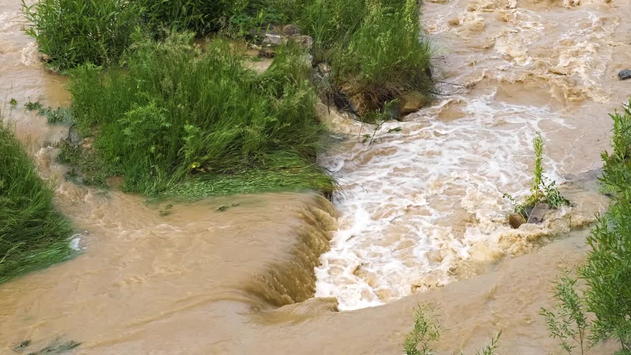 春季暴雨期间，河水浑浊，河水浑浊。视频素材