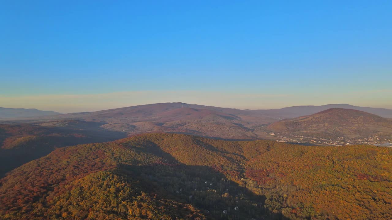 全景日落从喀尔巴阡山顶自然景观山谷丘陵视频素材