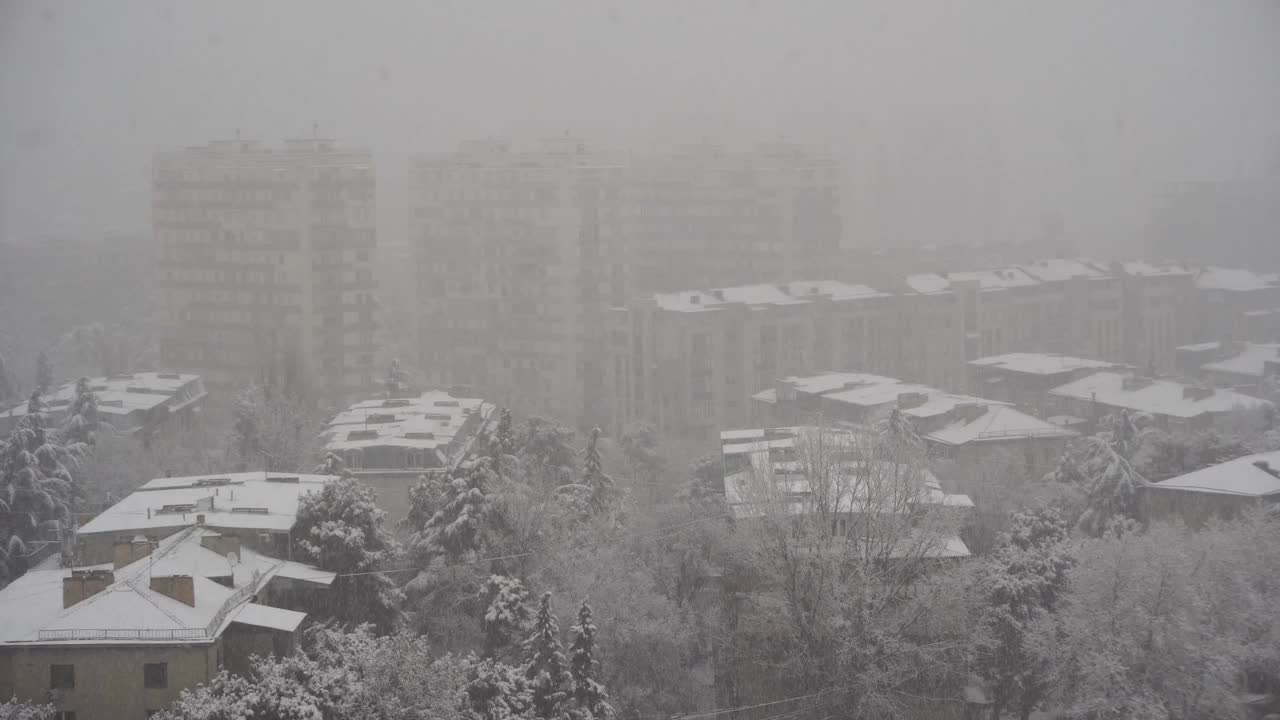 这个城市下大雪。视频素材