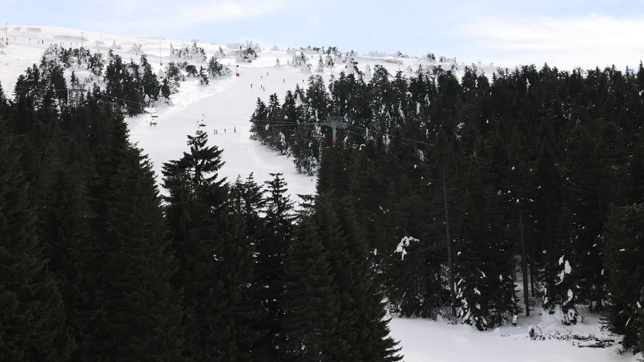 雪山滑雪坡道上的滑雪缆车和滑雪者视频素材