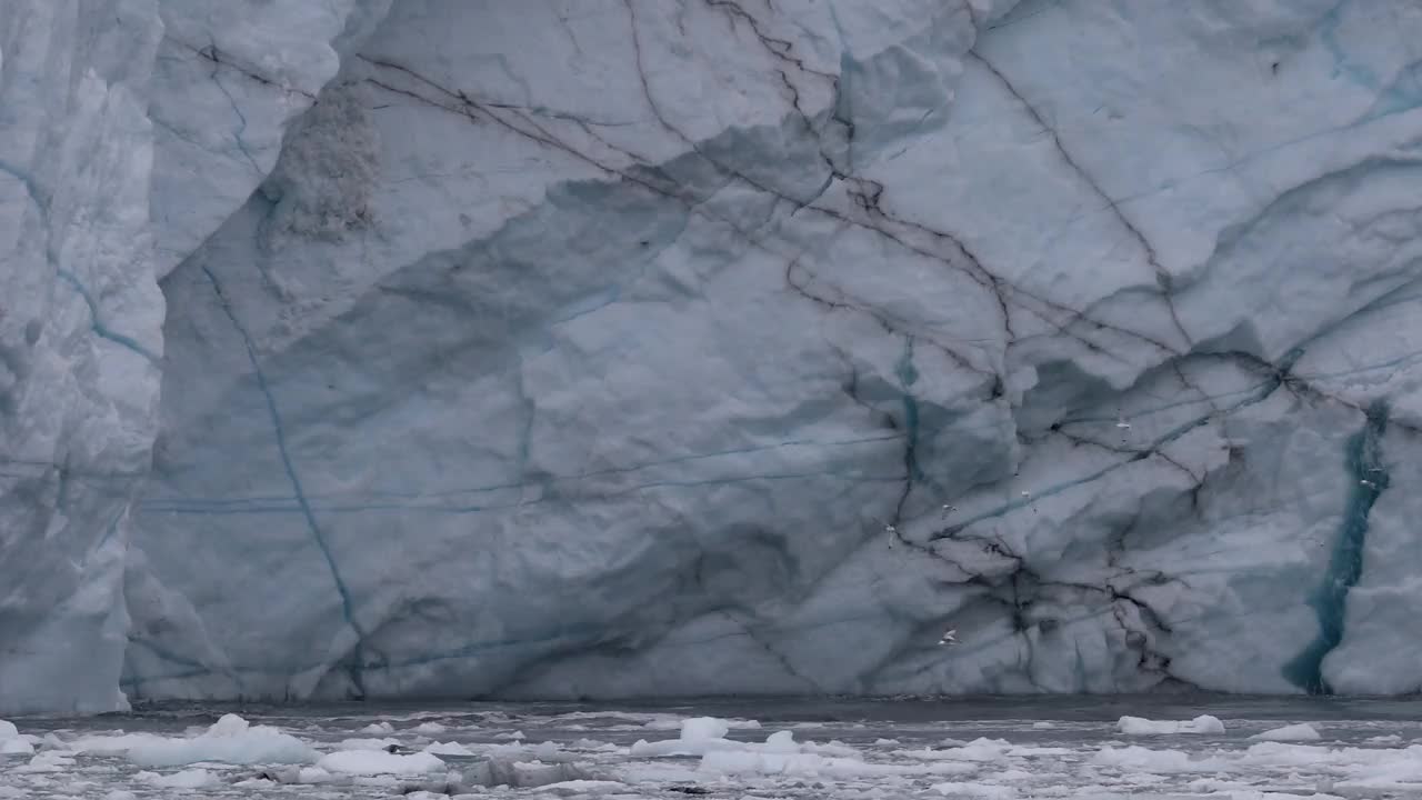 巨大的冰川崩解和巨浪视频素材