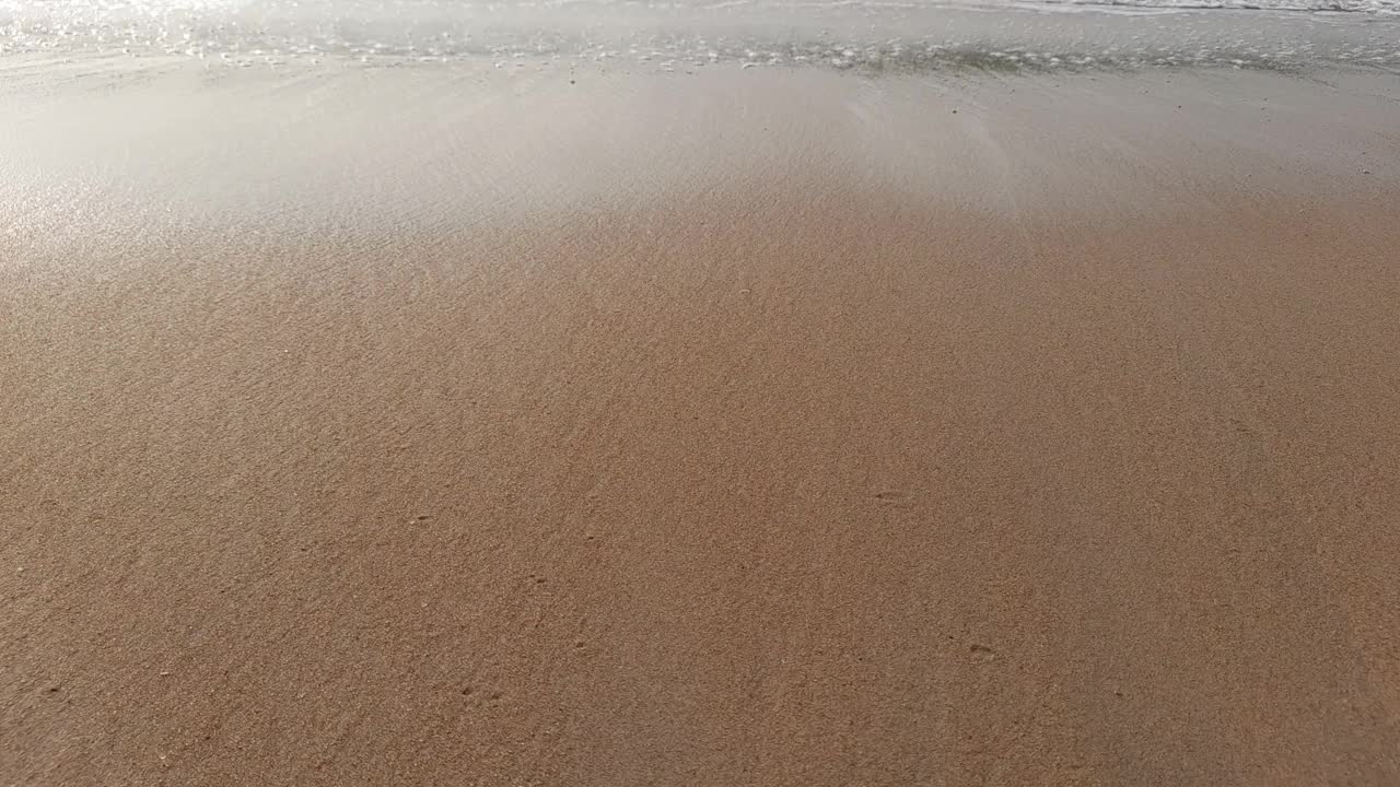 海浪摇晃着沙滩视频素材