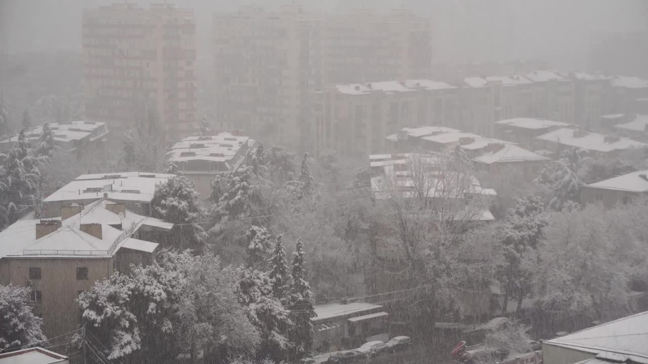 这个城市下大雪。视频素材