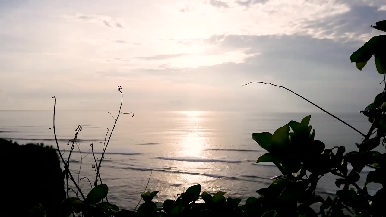 日落在美丽的气氛的海滩上视频素材