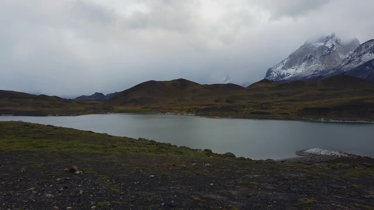 在巴塔哥尼亚的塞罗·潘恩·格兰德山附近徒步旅行。佩恩格兰德山和托雷斯德尔潘恩山的景色视频素材