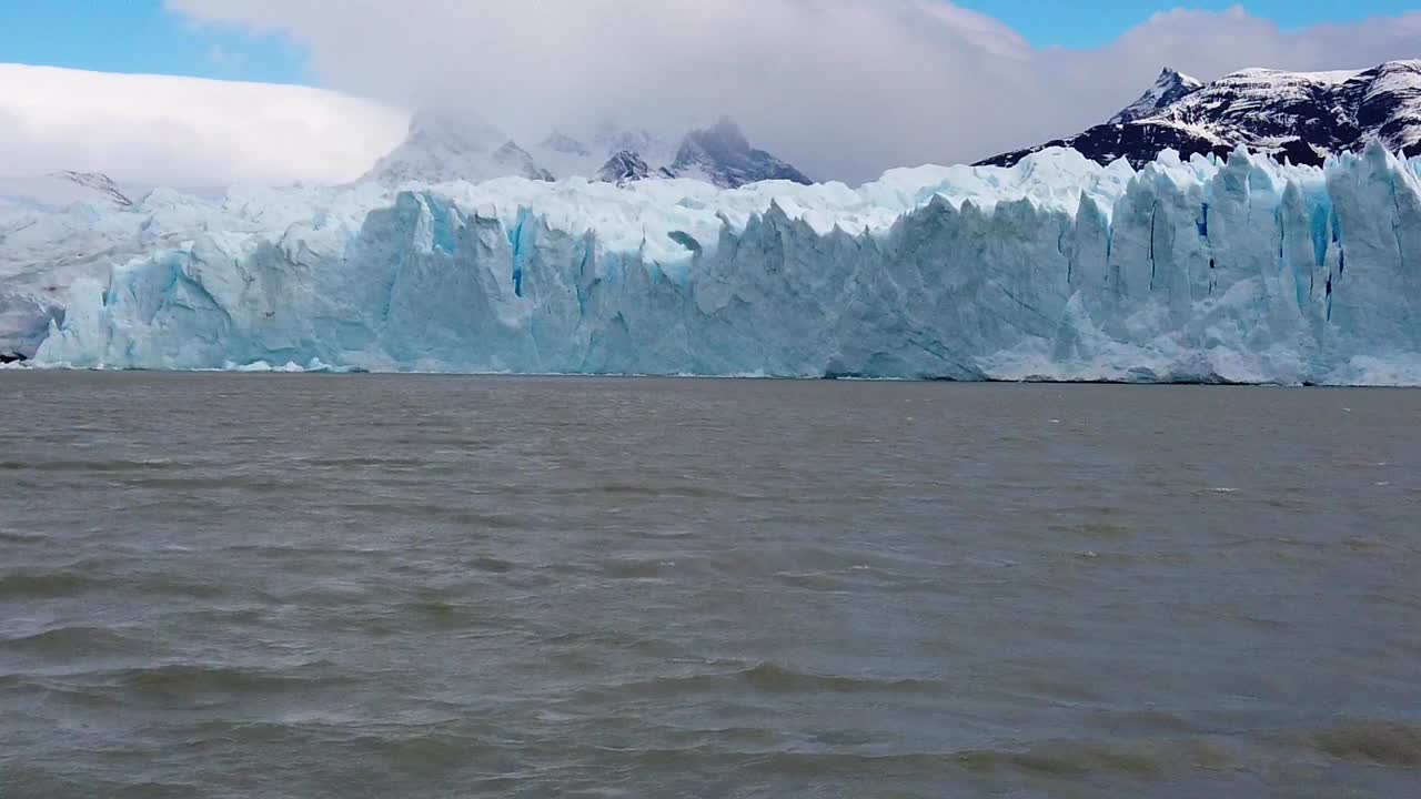 灰色冰川巴塔哥尼亚在慢动作，灰色湖全景，巴塔哥尼亚，智利视频素材