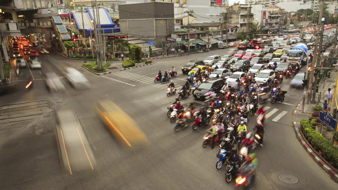 泰国曼谷素坤逸路交叉口的交通状况视频素材