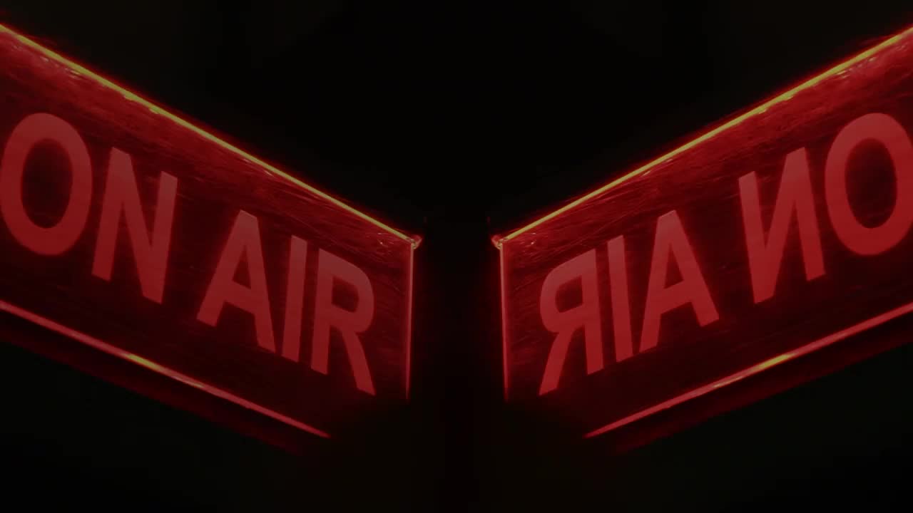 " ON AIR "的红灯标志在演播室。视频下载