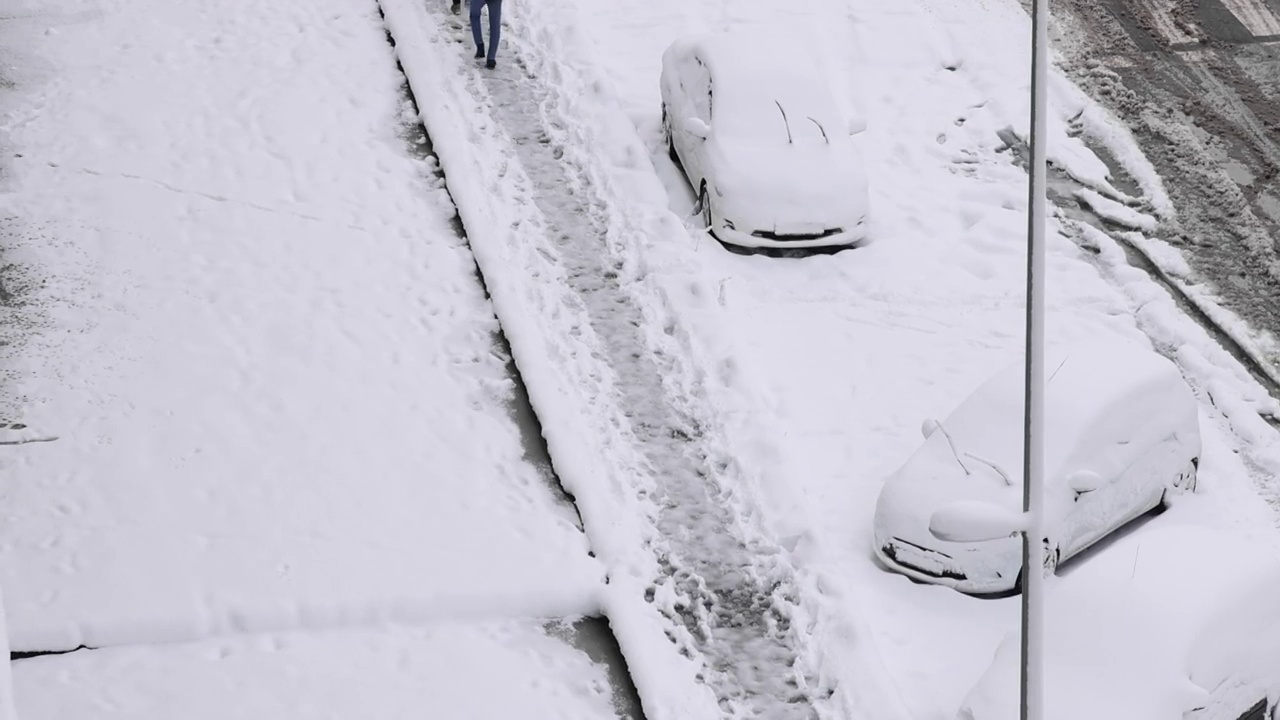 人们走在下雪的路上视频素材