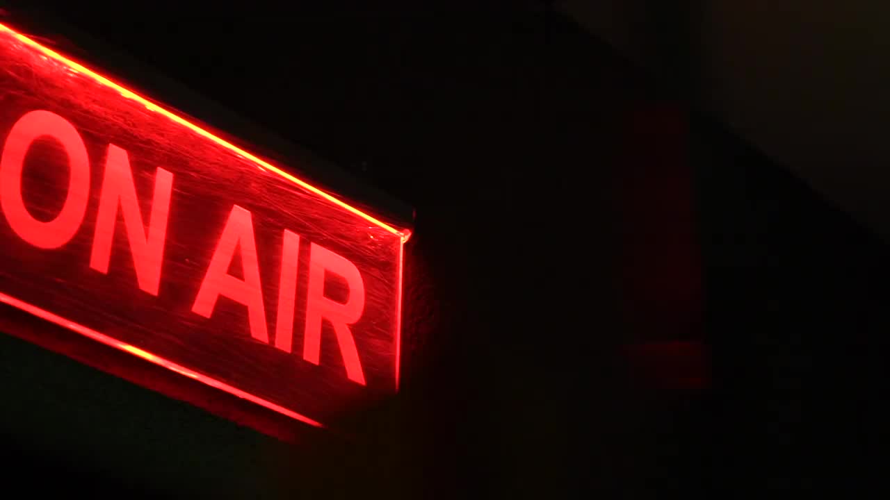 " ON AIR "的红灯标志在演播室。视频素材