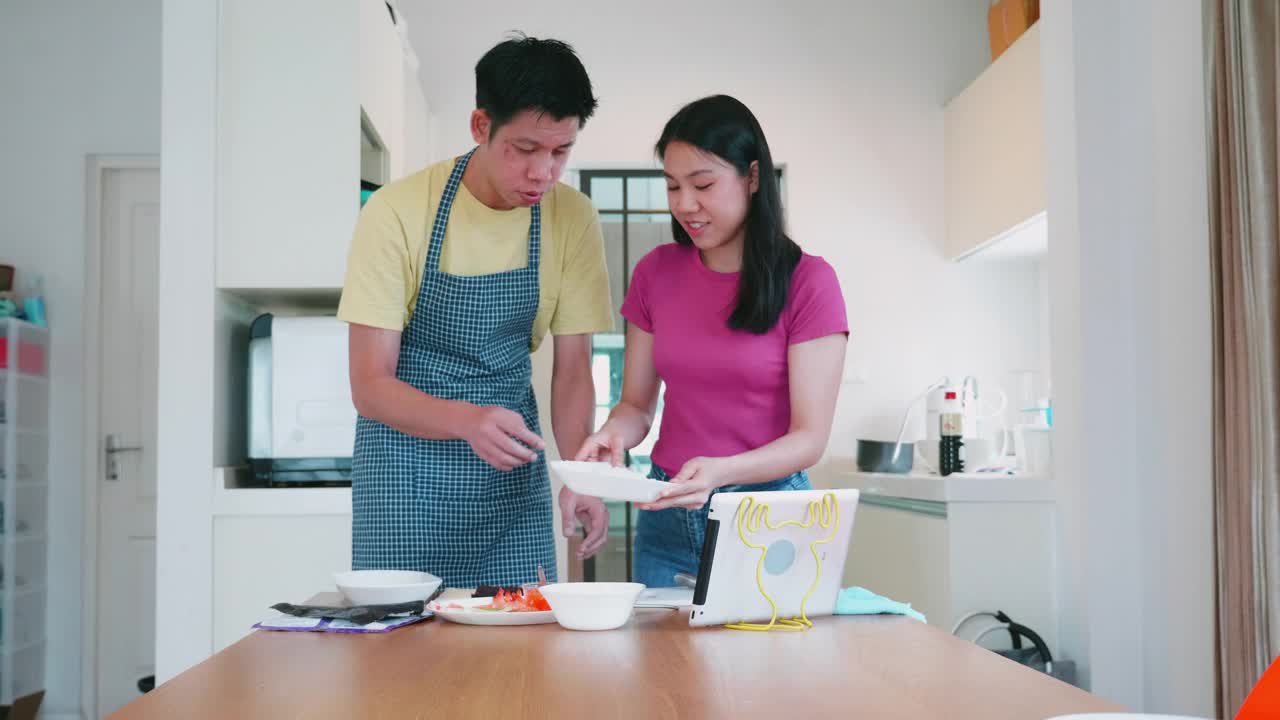 一群人在自己家里学习制作寿司视频素材