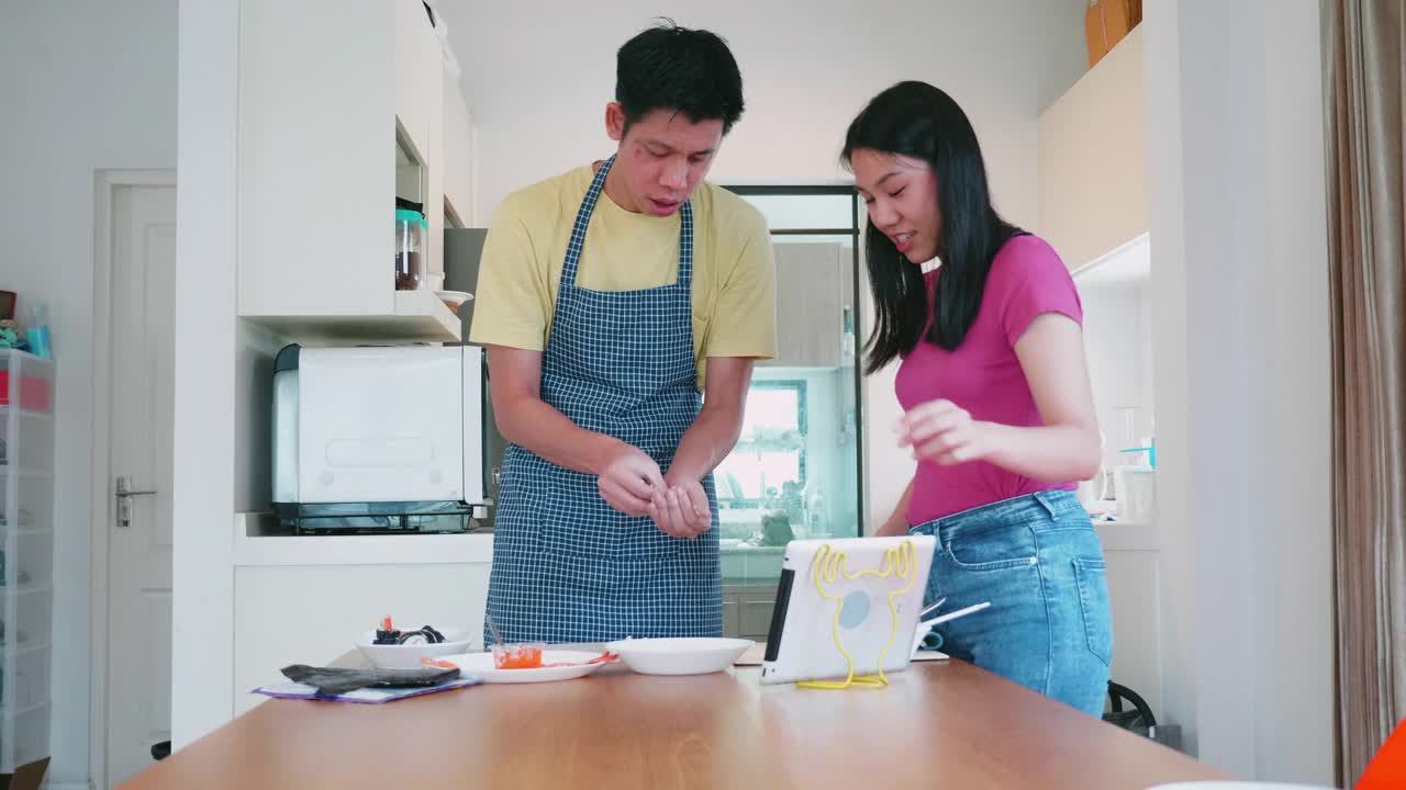 一群人在自己家里学习制作寿司视频素材