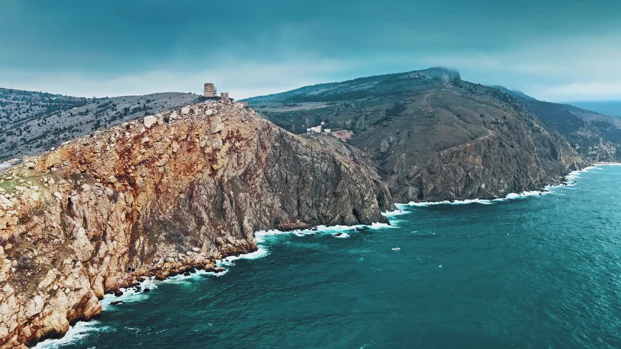 在海洋的陡峭悬崖上飞行视频素材