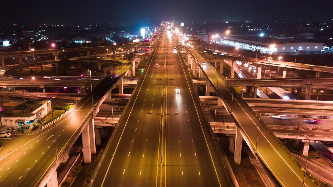 亚洲城市多车道高速公路或高速公路夜间行车的超延时延时，无人机鸟瞰图向前飞行。土木工程，亚洲交通理念视频素材