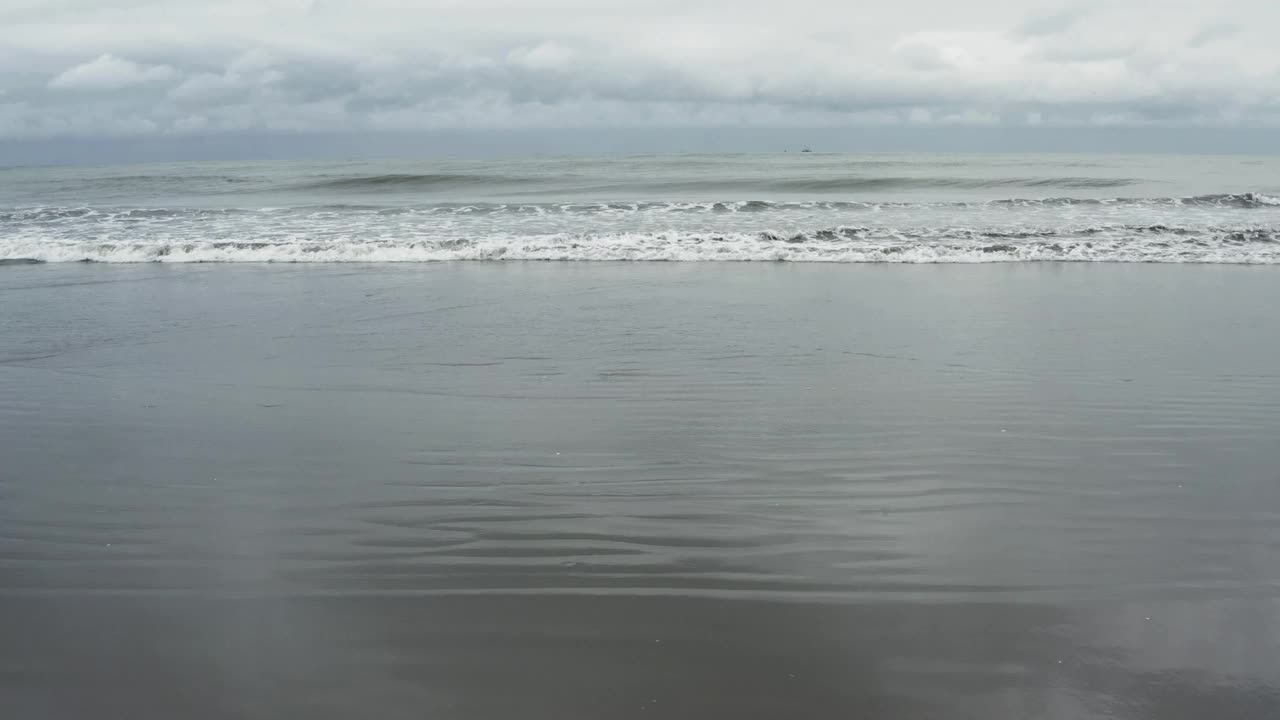 飞过海滩，飞向太平洋的开阔水域，视频素材