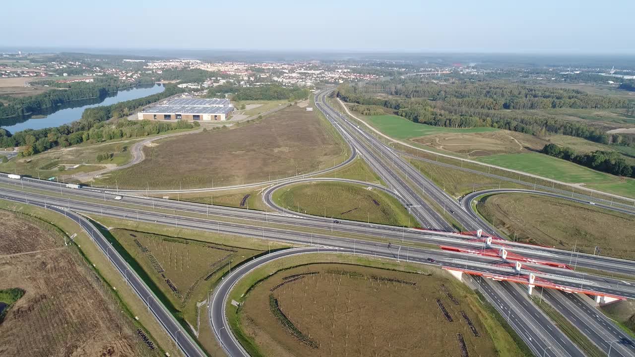 有高速公路和交通路口的无人机录像。视频素材