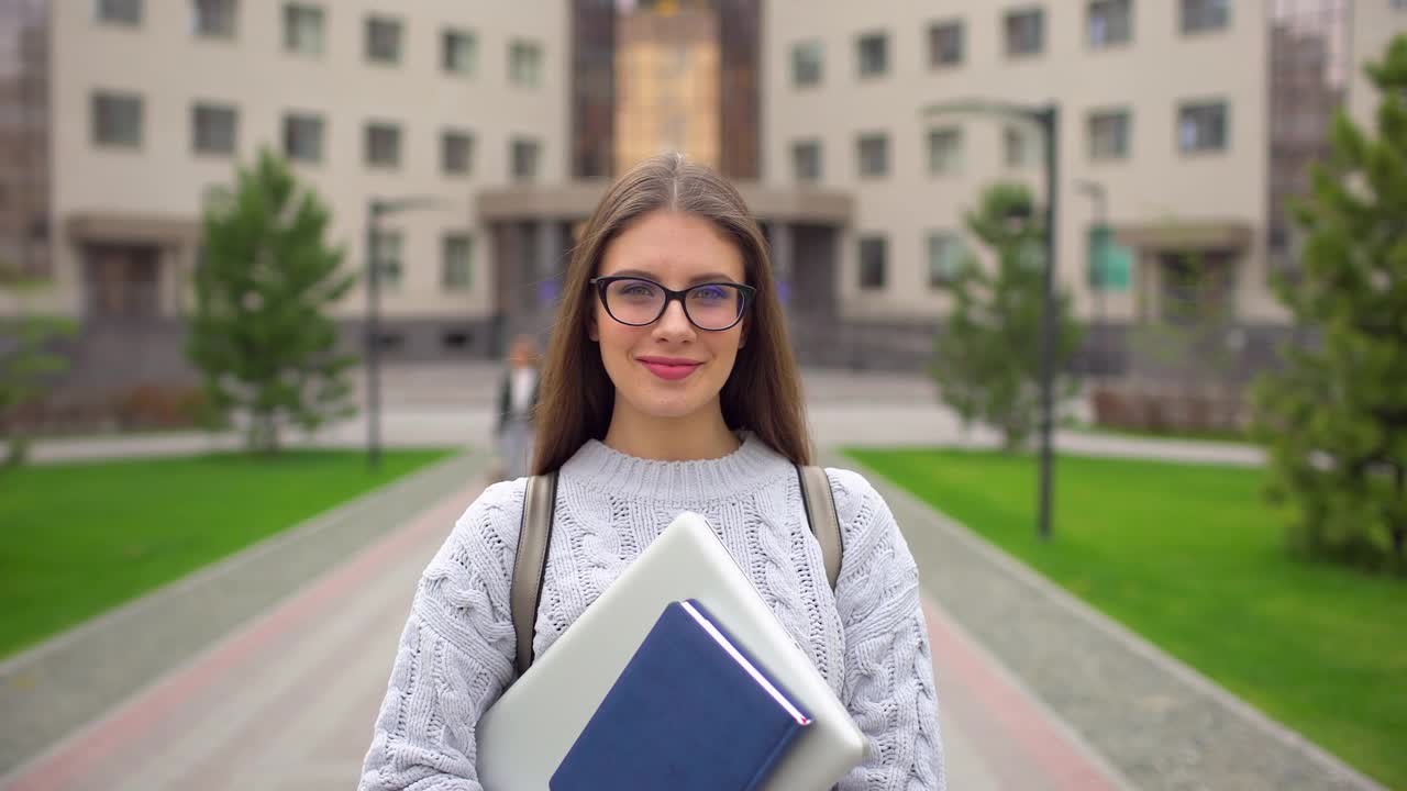 白人大学少女女学生学习肖像视频素材