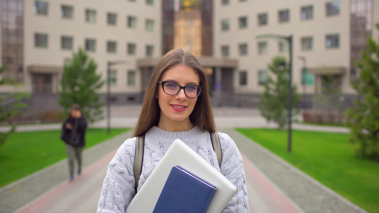 白人大学少女女学生学习肖像视频素材