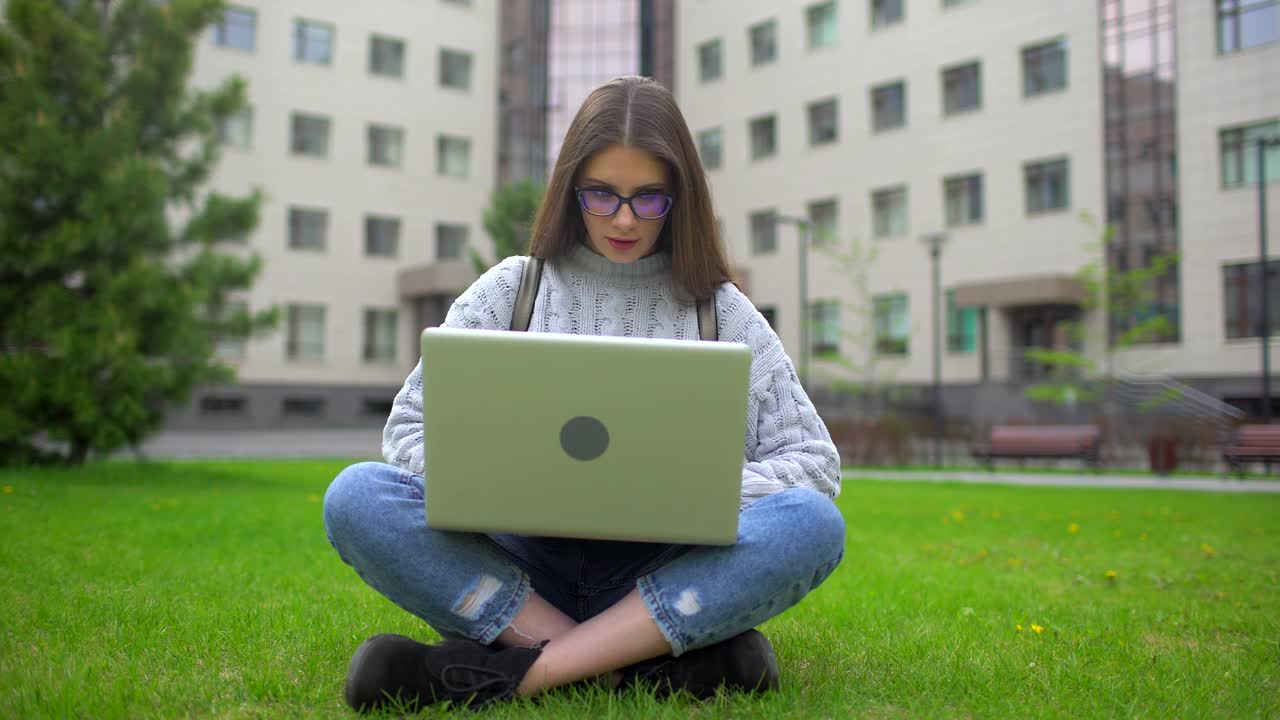 女大学生的肖像学习，使用笔记本电脑视频素材