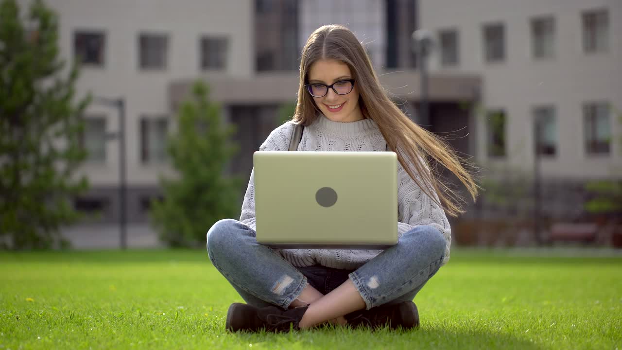 女大学生的肖像学习，使用笔记本电脑视频素材