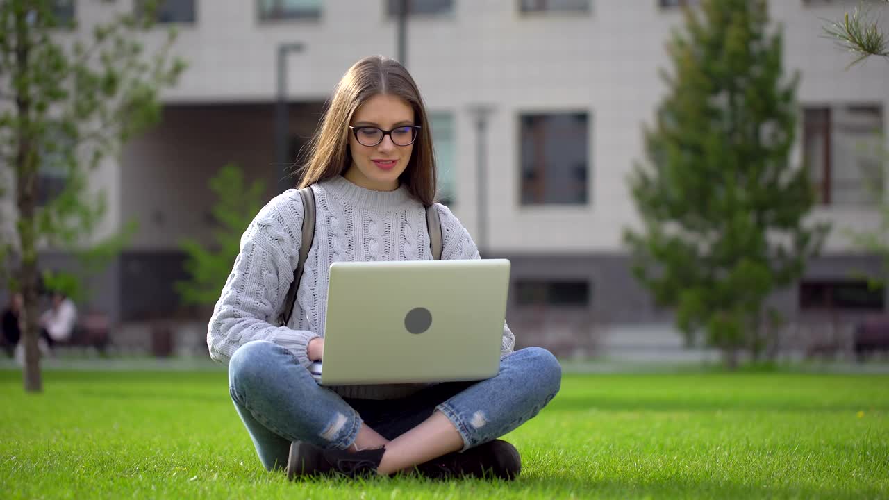 女大学生的肖像学习，使用笔记本电脑视频素材