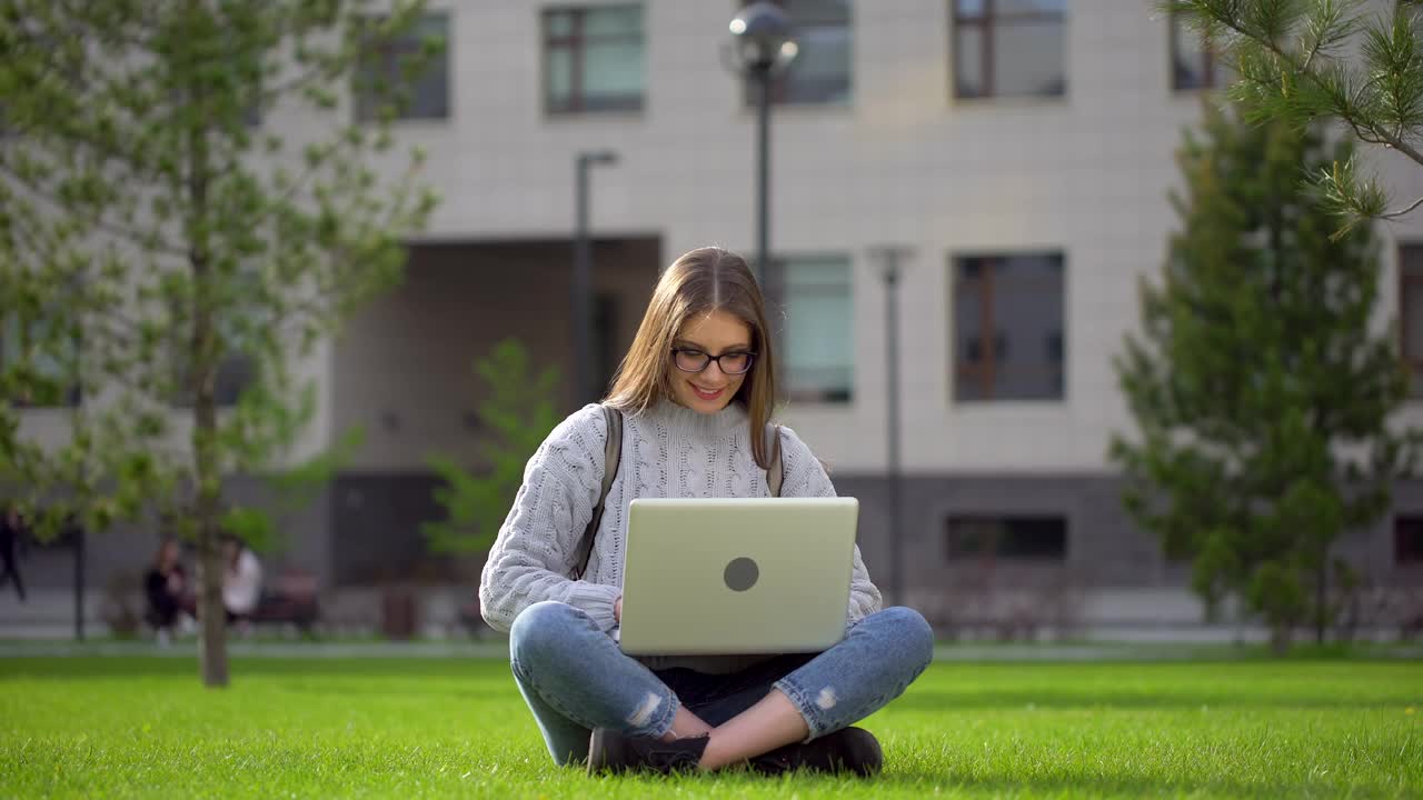 快乐的大学少女女学生举起手臂视频素材