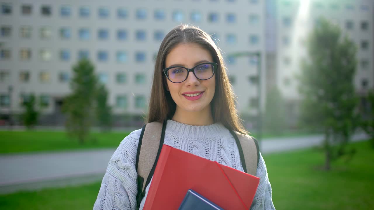 白人大学少女女学生的肖像视频素材