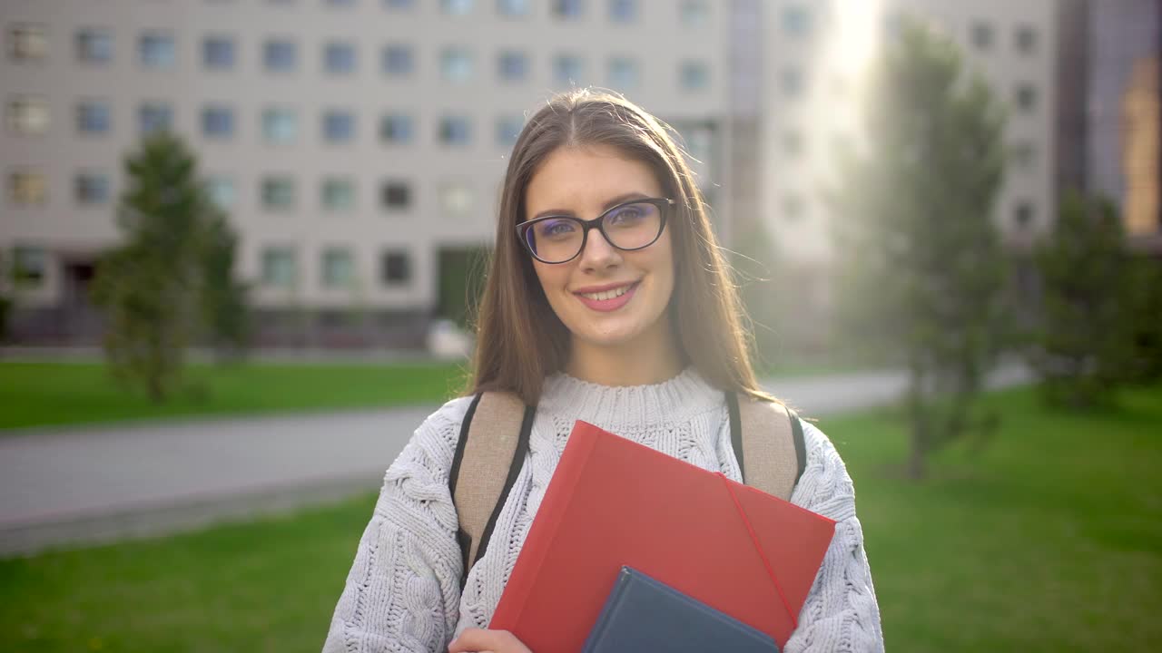 白人大学少女女学生的肖像视频素材