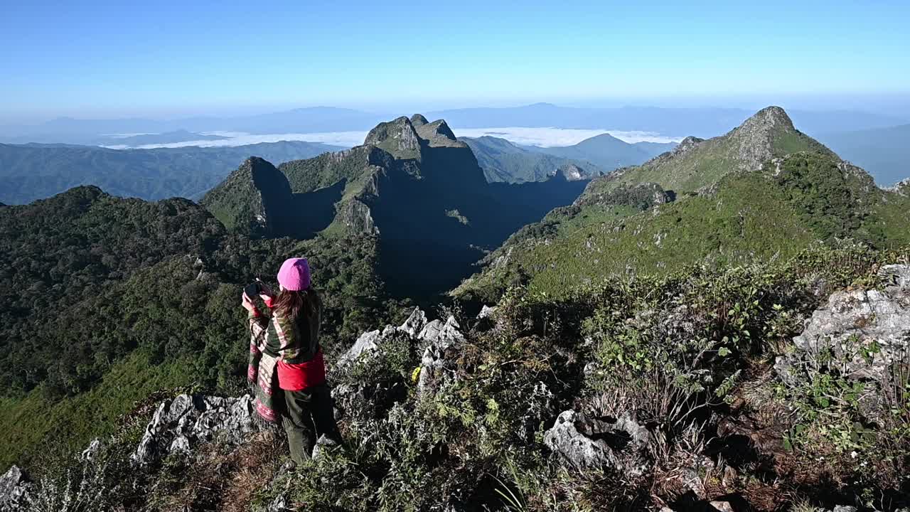 女游客从泰国第三高的山清岛山顶看美丽的石灰岩山。视频素材